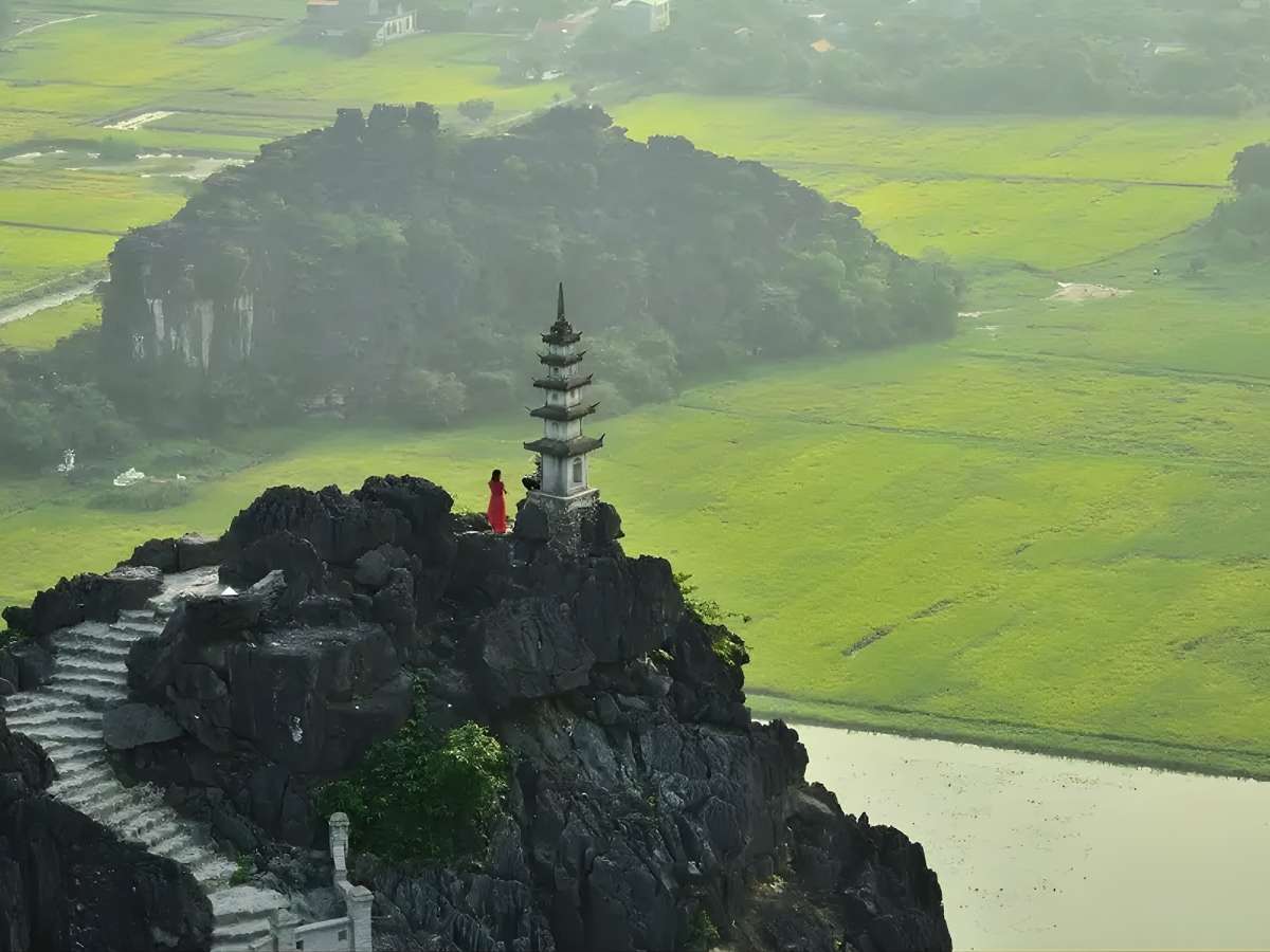 Hang Múa là điểm ngắm toàn cảnh Tam Cốc từ cao. (Nguồn: Sưu tầm)