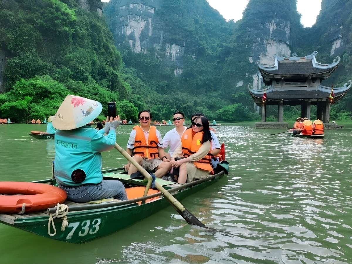Du thuyền khám phá sông nước và núi đá vôi Tràng An. (Nguồn: Sưu tầm)