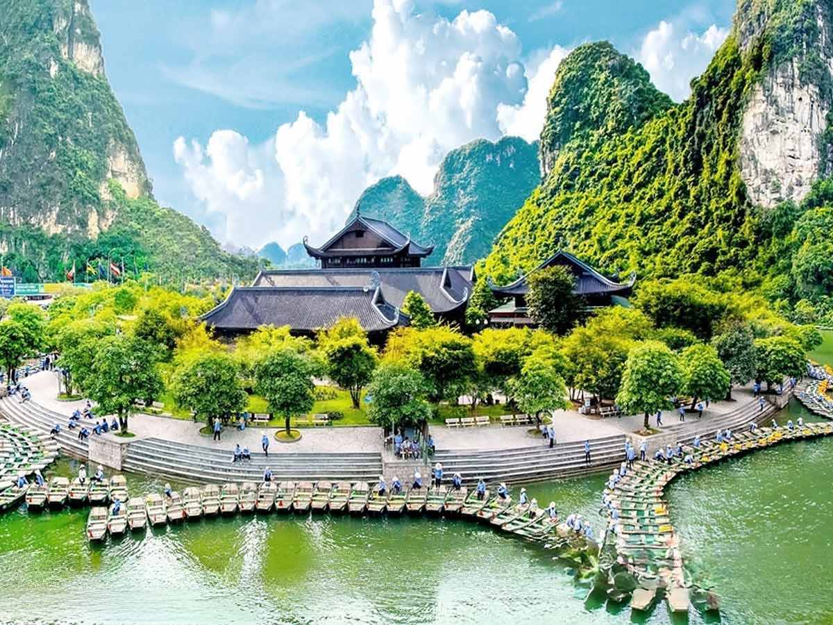 Ngày thứ hai trong tour Ninh Bình 2/9 từ Hà Nội thường bắt đầu bằng chuyến tham quan chùa Bái Đính. (Nguồn: Sưu tầm)