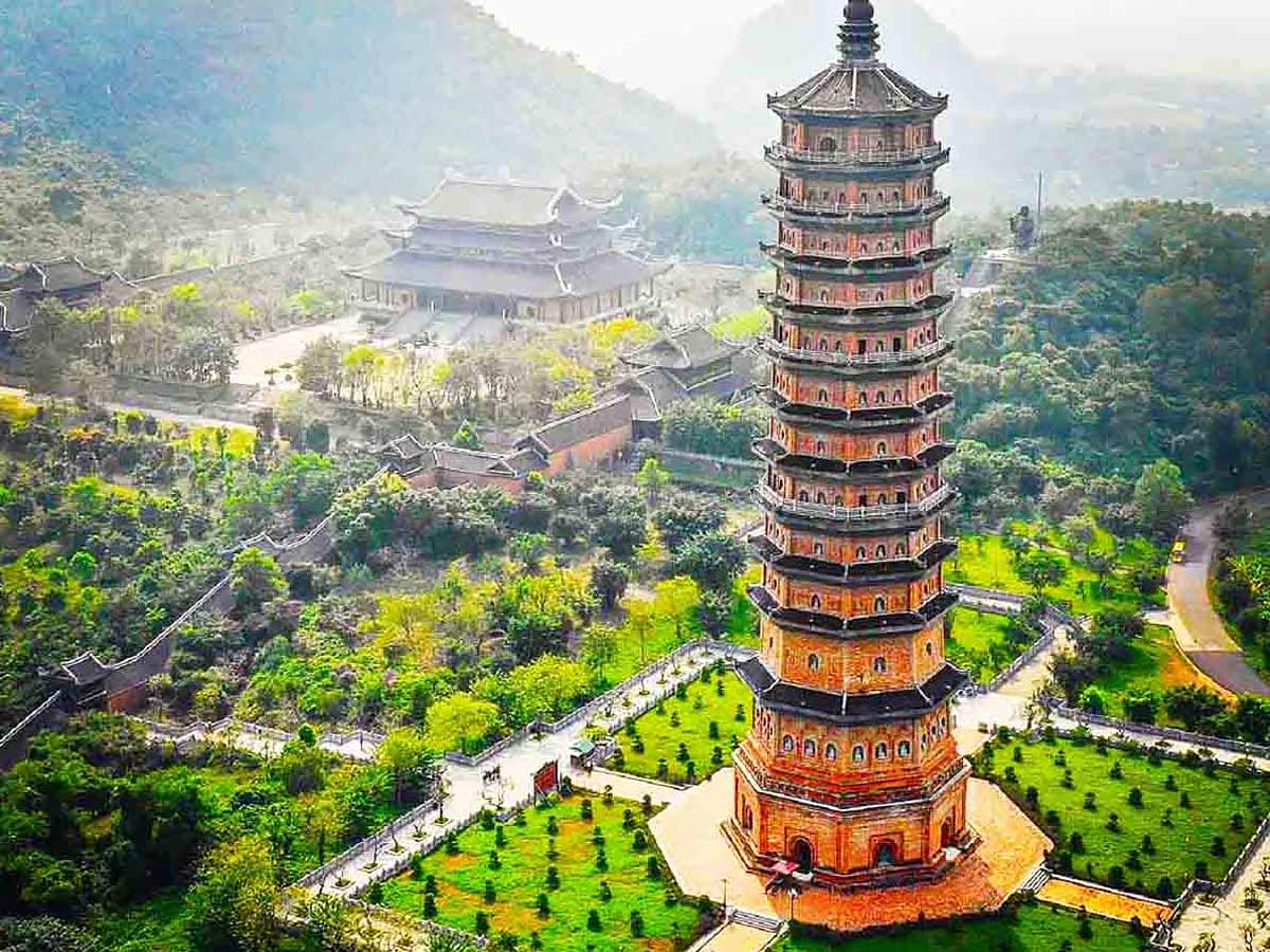 Ninh Bình trở thành lựa chọn quen thuộc của du khách Hà Nội nhờ sự kết hợp giữa thiên nhiên, lịch sử. (Nguồn: Sưu tầm)
