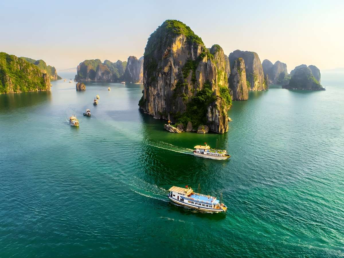 Vịnh Hạ Long nổi bật với hàng nghìn đảo đá vôi trên mặt nước xanh đặc trưng. (Nguồn: Sưu tầm)
