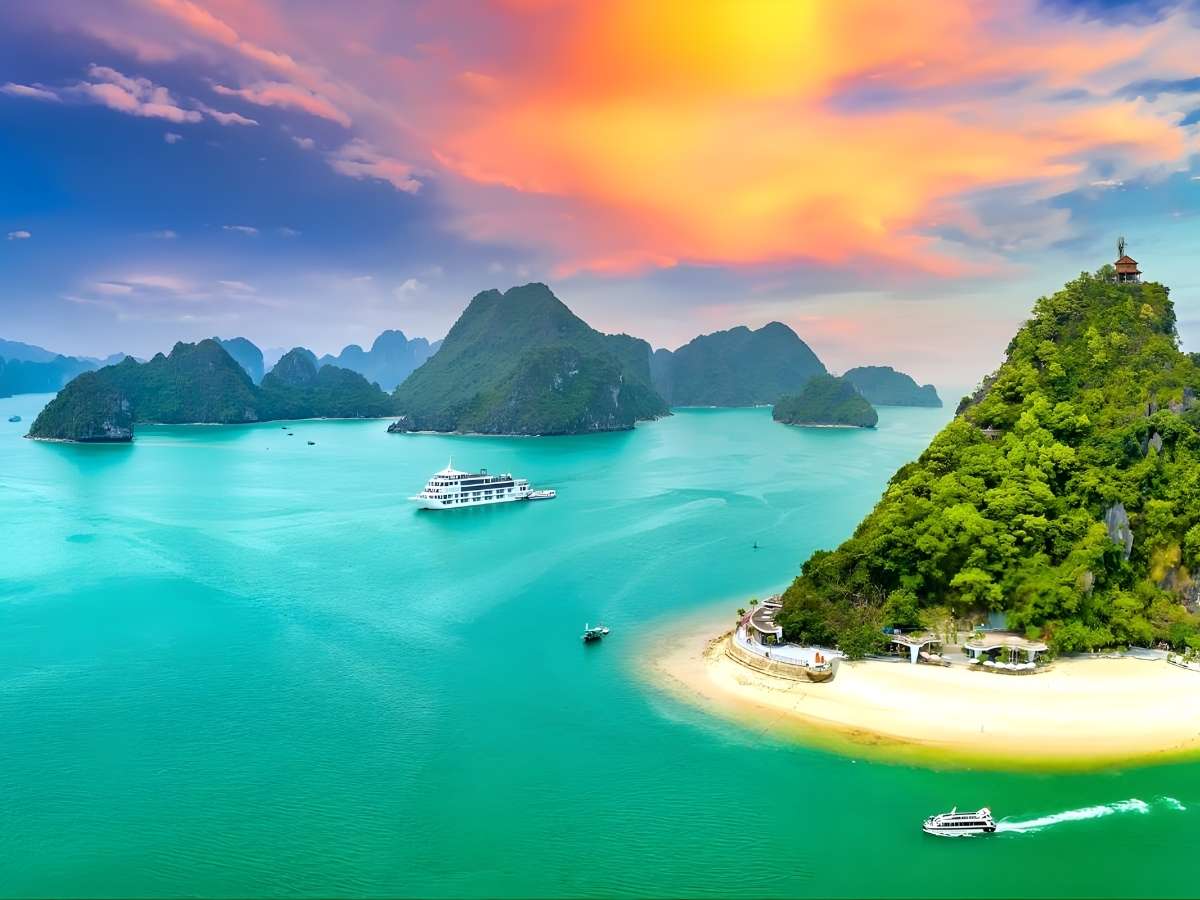 Hạ Long là vịnh biển nổi tiếng với đảo đá vôi. (Nguồn: Sưu tầm)
