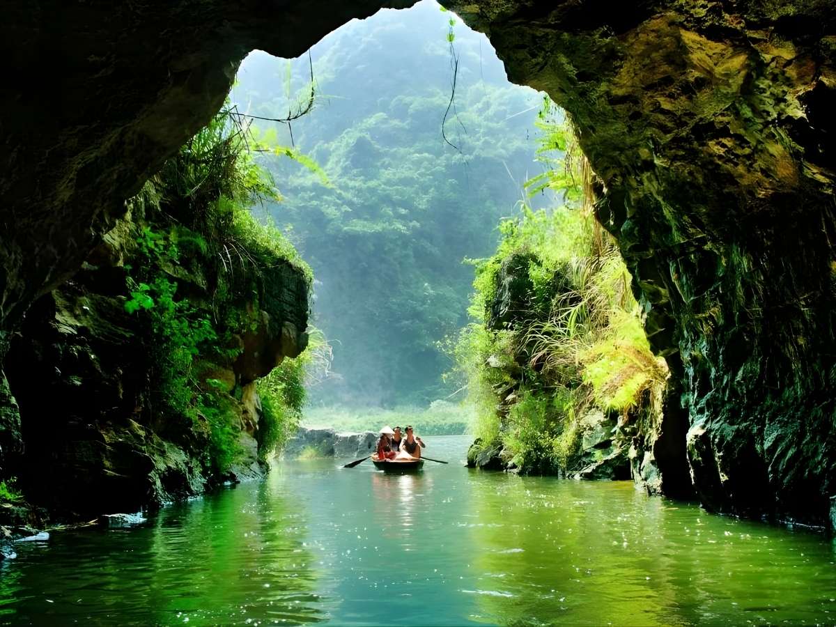 Tràng An là di sản thế giới với hang động xuyên thủy. (Nguồn: Sưu tầm)