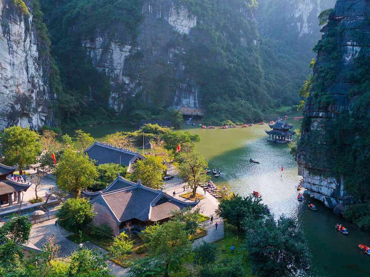 Khung giờ trước 8 giờ sáng là thời điểm vàng để tham quan Tràng An. (Nguồn: Sưu tầm)