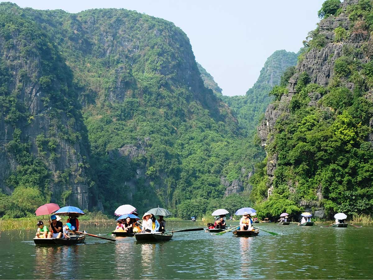 Trải nghiệm tiêu biểu khi tìm hiểu Tam Cốc là hành trình thuyền chèo tay xuyên qua hang Cả, hang Hai và hang Ba. (Nguồn: Sưu tầm)