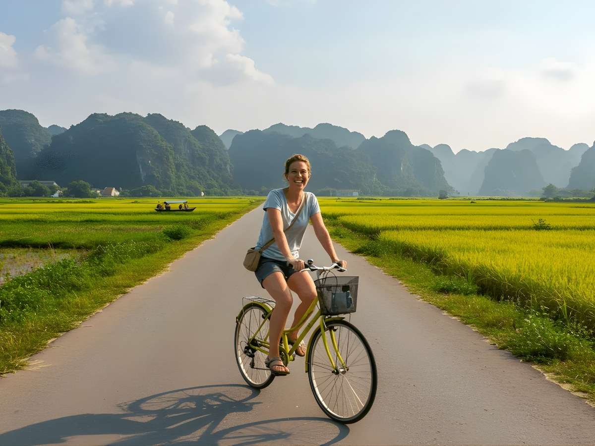 Trải nghiệm đạp xe quanh làng quê ven sông Tam Cốc. (Nguồn: Sưu tầm)