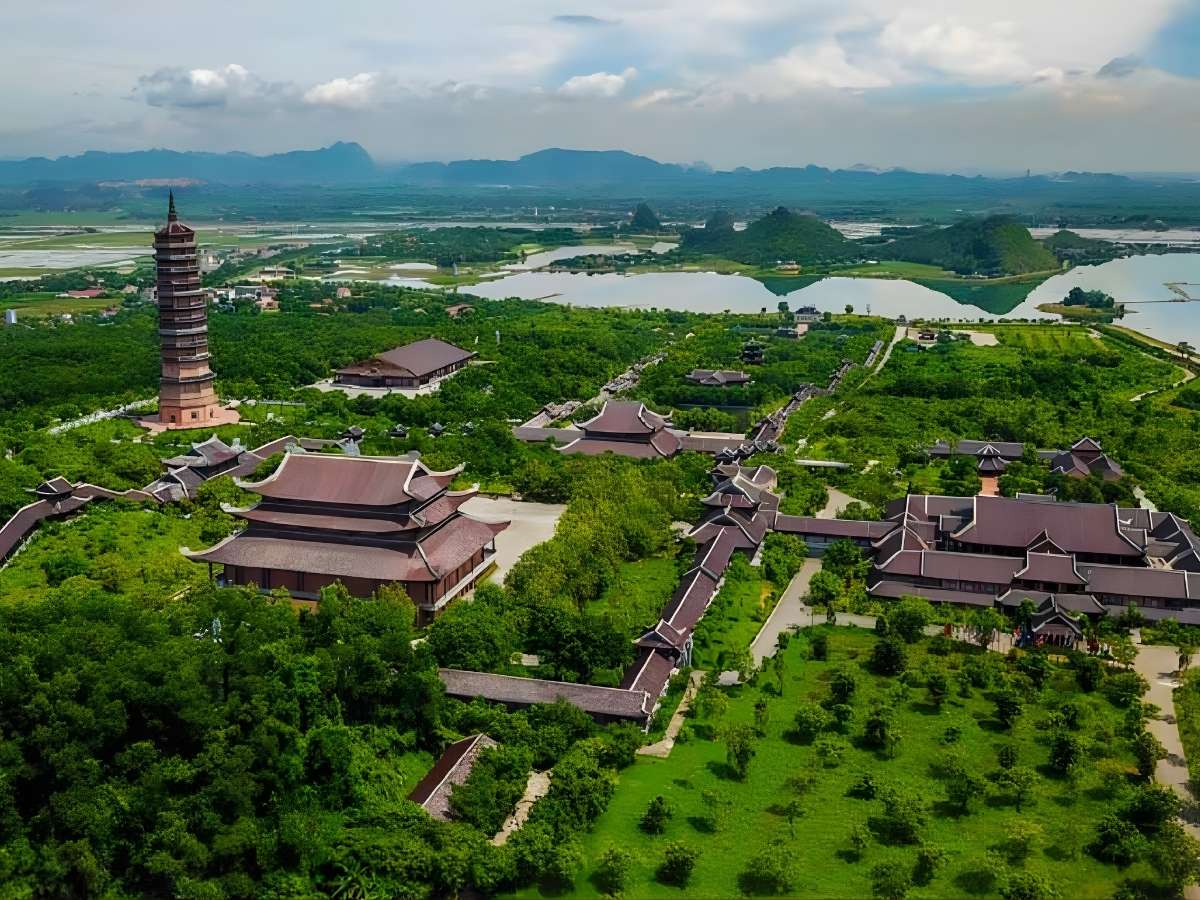 Chùa Bái Đính là quần thể chùa lớn, nổi tiếng tại Ninh Bình. (Nguồn: Sưu tầm)