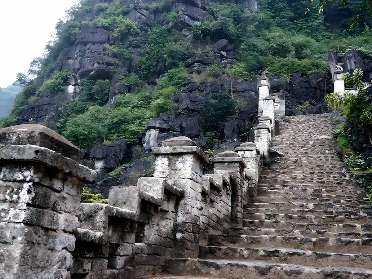 Lưu ý an toàn khi di chuyển lên khu vực bậc thang Hang Múa. (Nguồn: Sưu tầm)