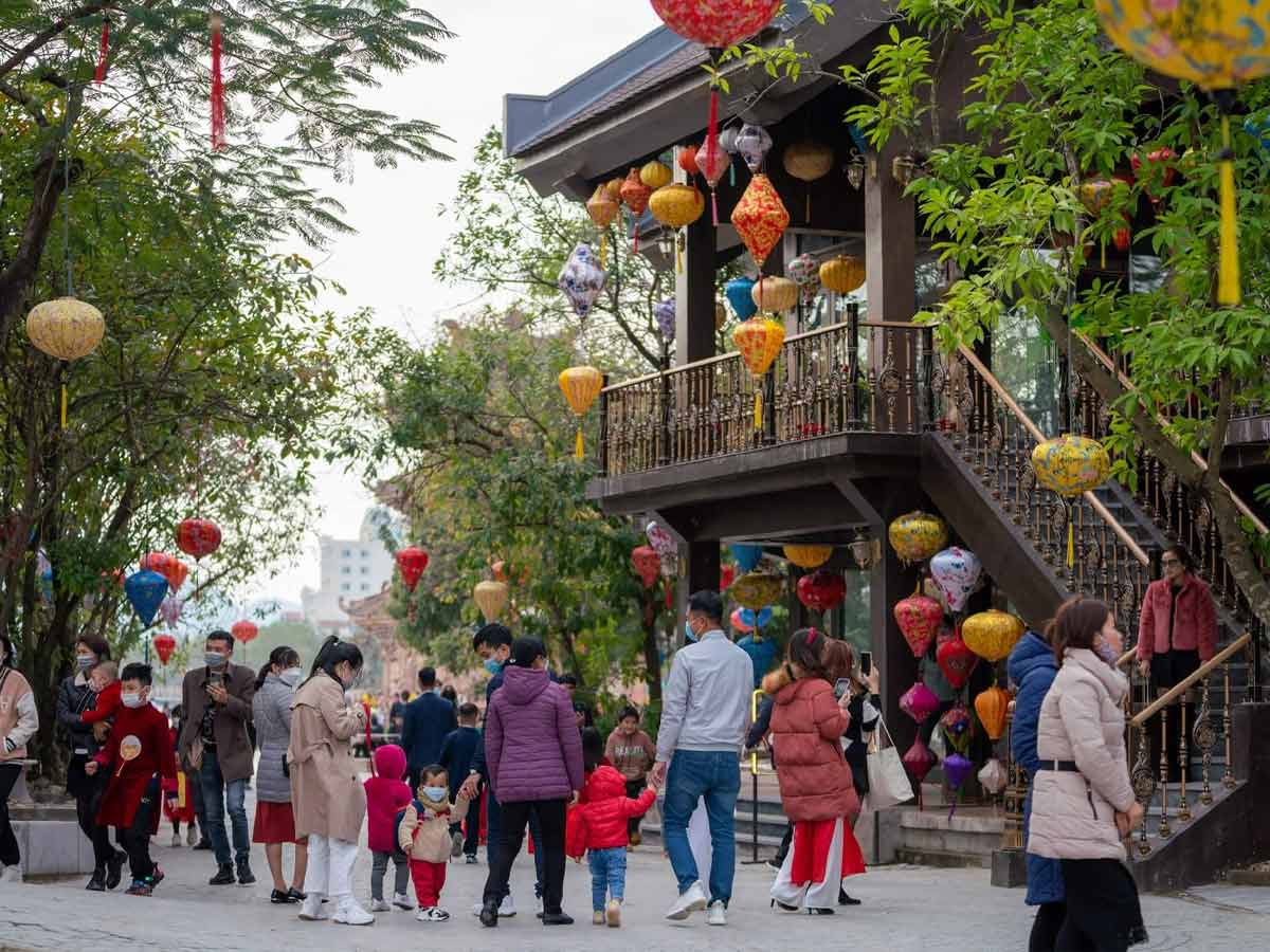 Thời điểm nên đến trải nghiệm phố cổ Hoa Lư là vào khoảng 17 giờ, để tránh tình trạng chen chúc. (Nguồn: Sưu tầm)