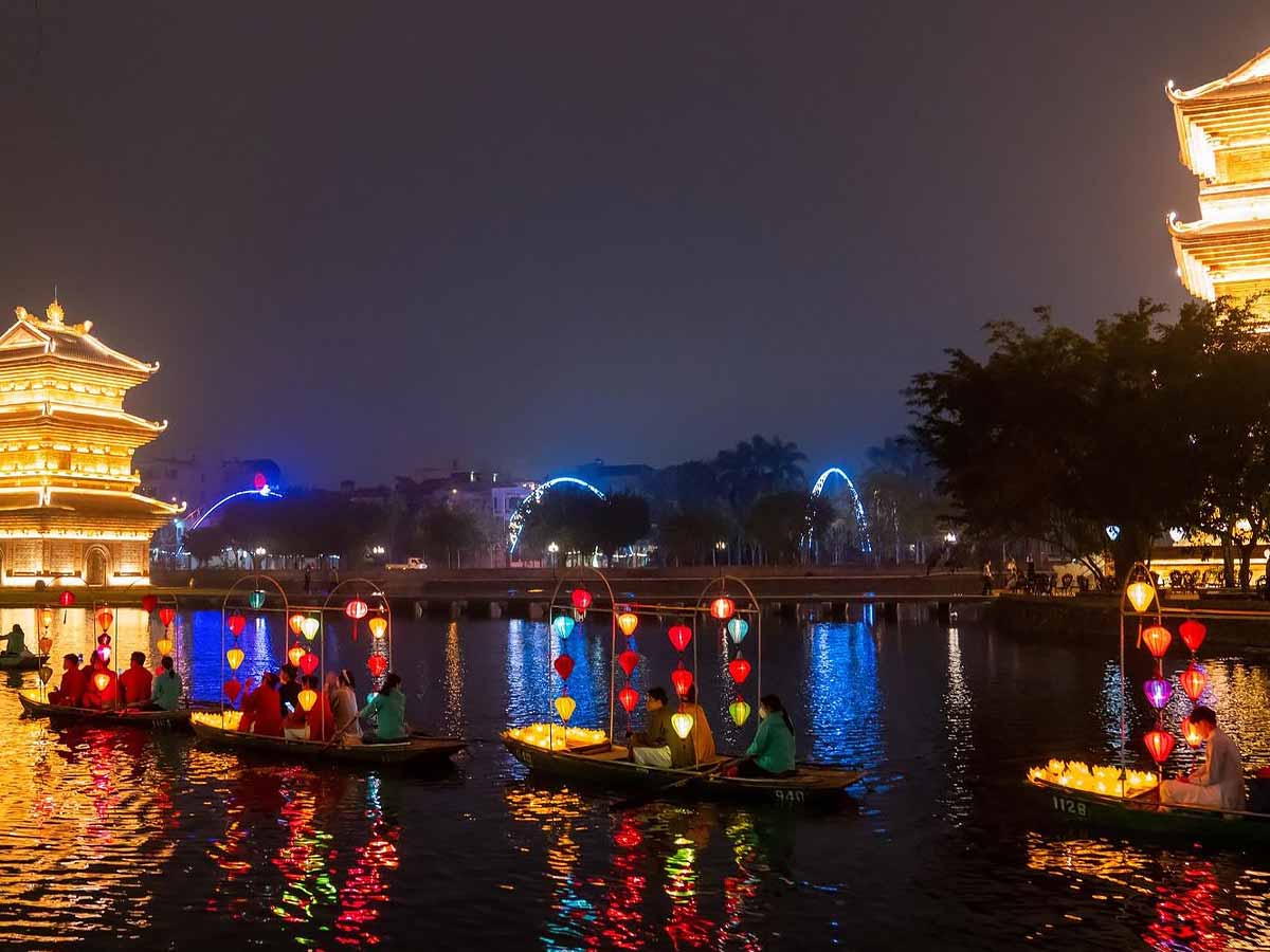 Phố cổ Hoa Lư được đưa vào khai thác từ năm 2022, ý tưởng xây dựng dựa trên việc tái hiện kiến trúc truyền thống. (Nguồn: Sưu tầm)
