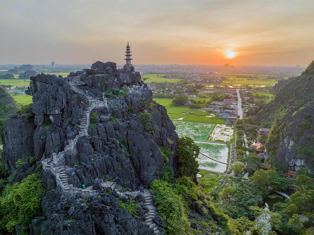 Hang Múa nổi tiếng với góc nhìn panorama nhìn xuống cánh đồng và sông Ngô Đồng. (Nguồn: Sưu tầm)