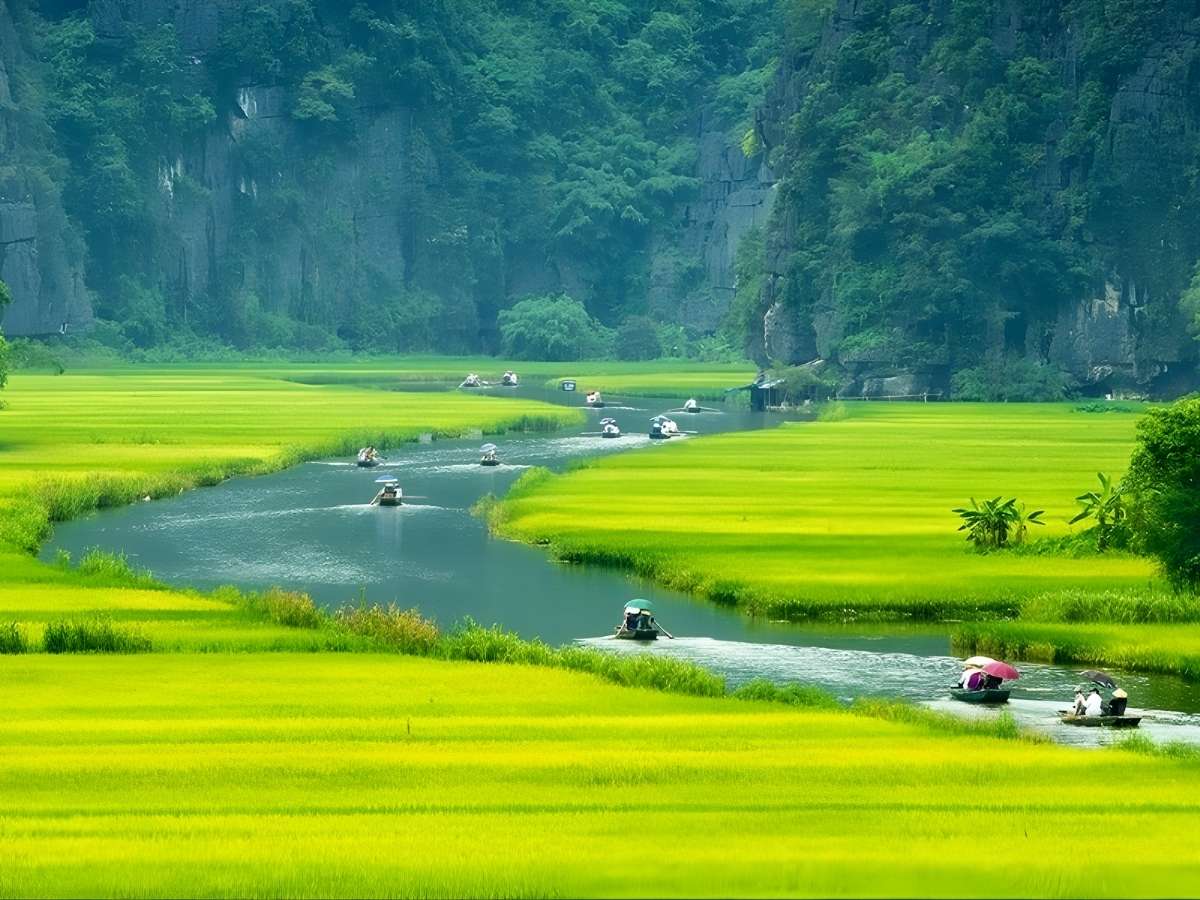 Tam Cốc Bích Động là danh thắng sông nước nổi tiếng Ninh Bình. (Nguồn: Sưu tầm)