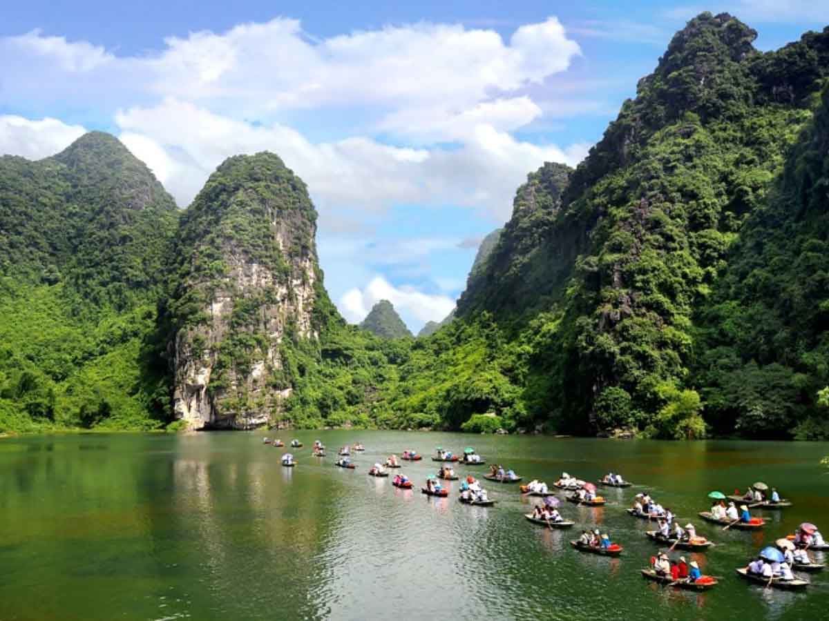 Khoảng thời gian trước 8 giờ sáng hoặc sau 15 giờ chiều thường ít khách hơn so với khung giờ trưa. (Nguồn: Sưu tầm)