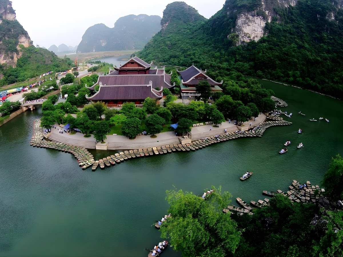 Tràng An là quần thể di sản với hang động xuyên núi. (Nguồn: Sưu tầm)