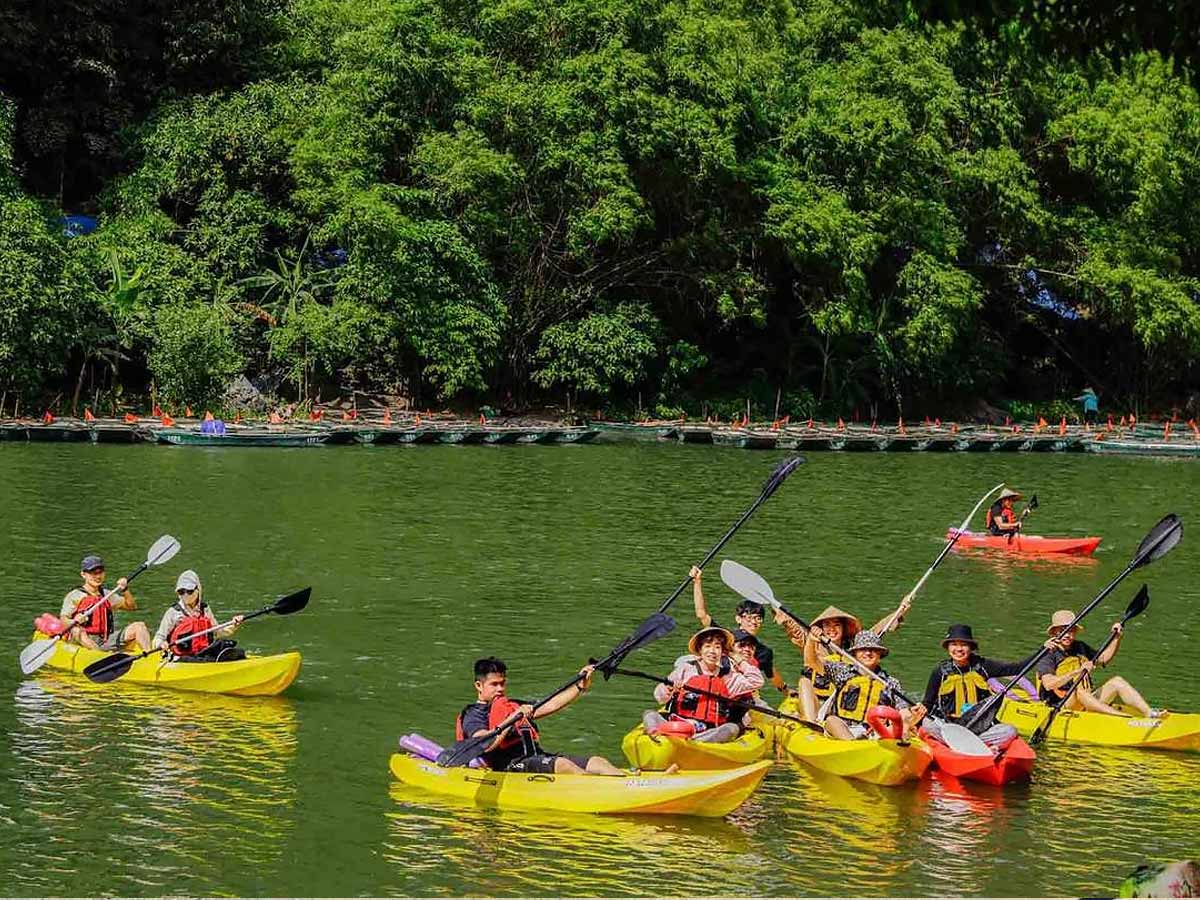 Một hoạt động rất được trẻ em yêu thích khi đi du lịch Ninh Bình là chèo thuyền kayak hoặc đạp vịt trên hồ. (Nguồn: Sưu tầm)
