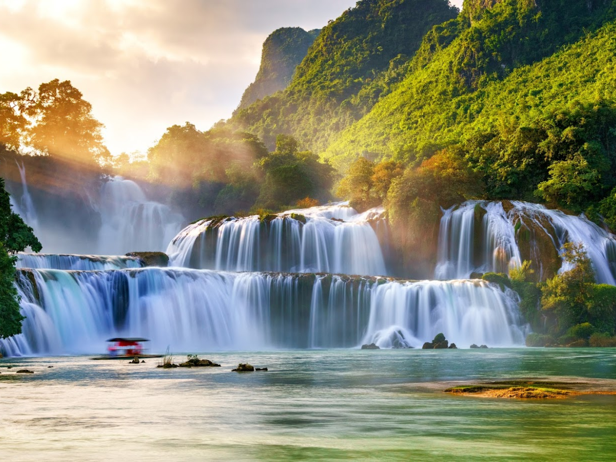 Ngắm thác Bản Giốc với vẻ đẹp nguyên sơ. (Nguồn: Sưu tầm)