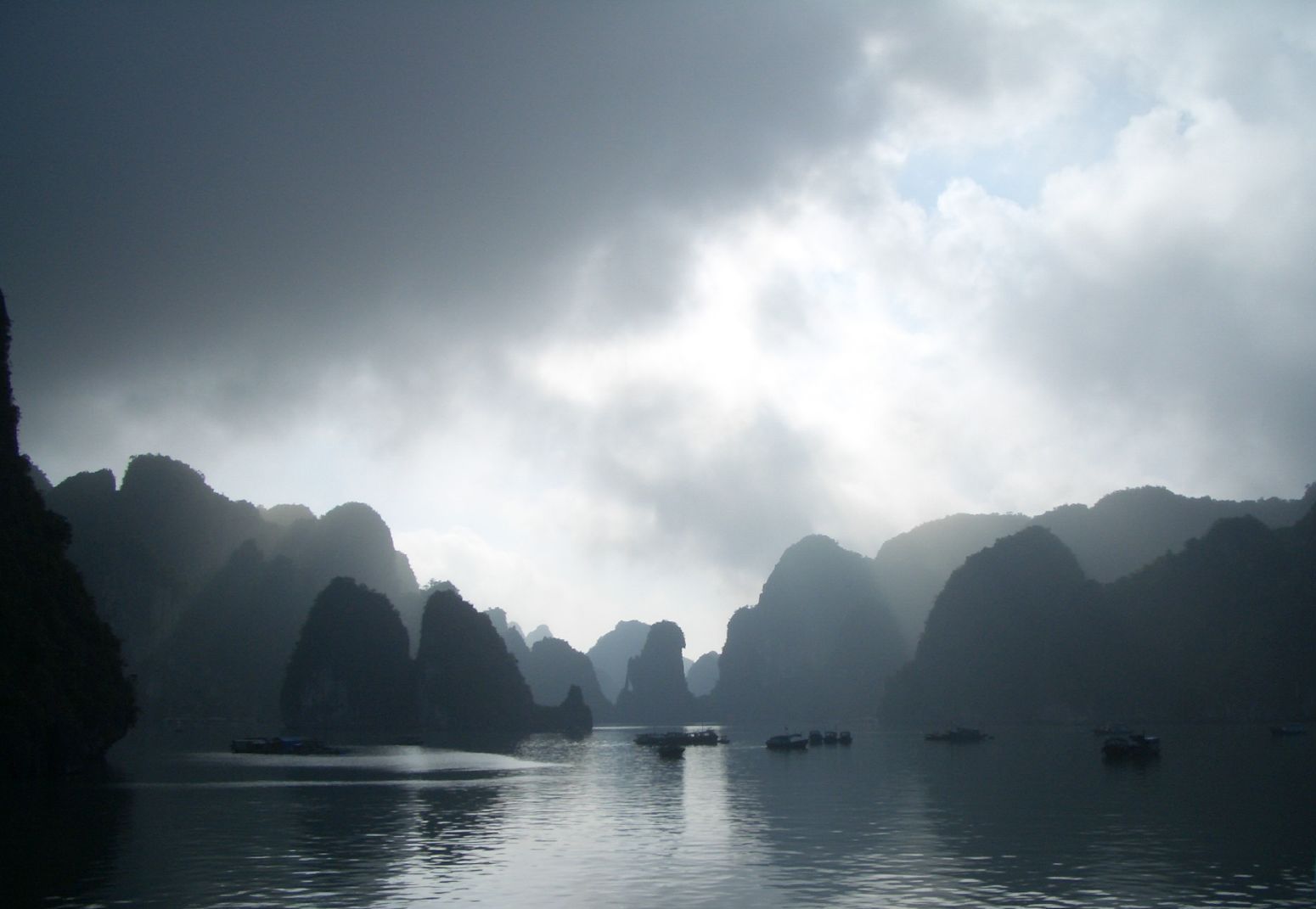 Hạ Long tháng 12 – vịnh biển yên bình, du thuyền giữa mùa đông và những bữa hải sản nóng hổi trong tiết trời se lạnh. (Nguồn: Sưu tầm)