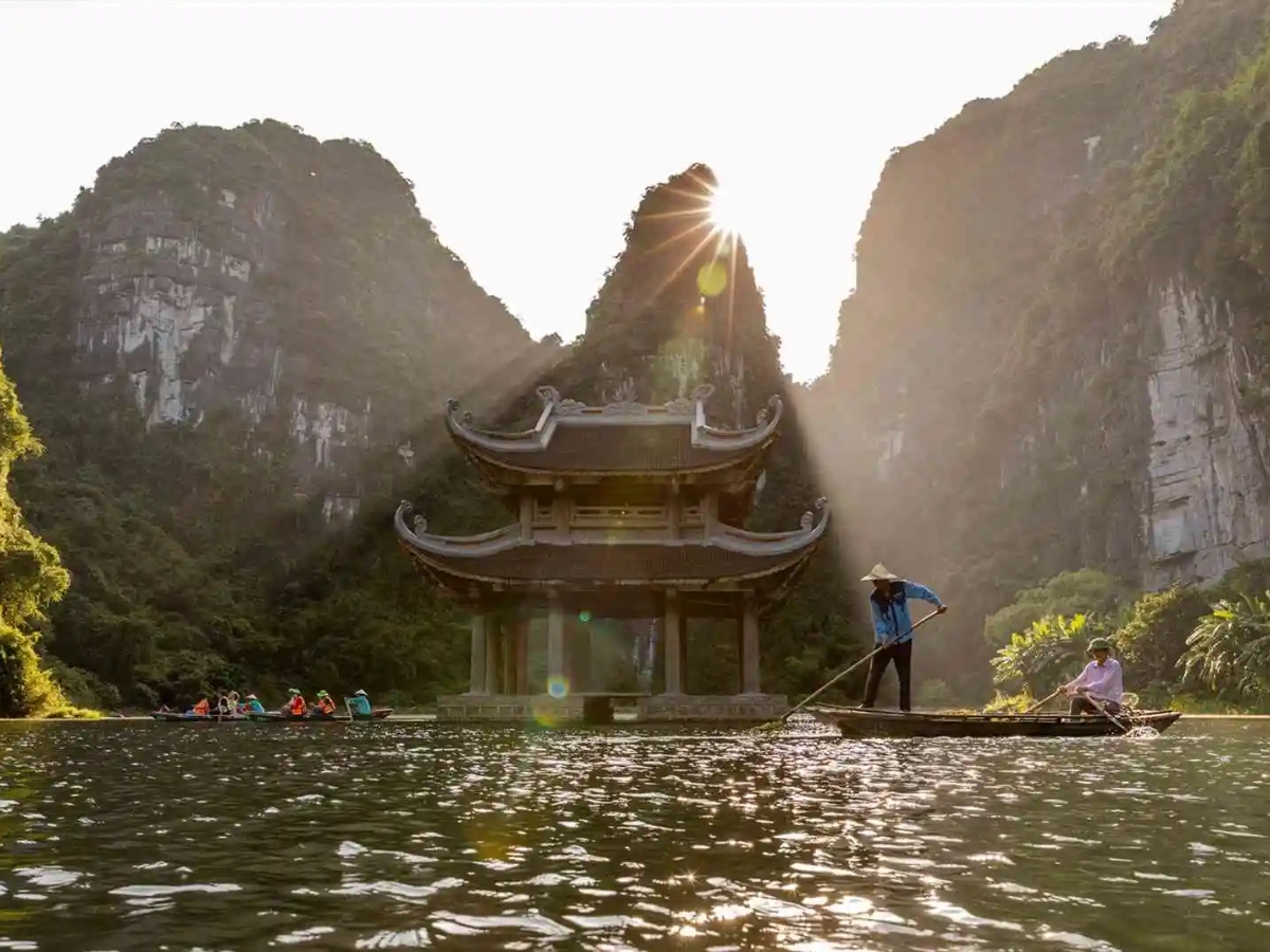 Trải nghiệm khung cảnh hùng vĩ tại Tràng An. (Nguồn: Sưu tầm)