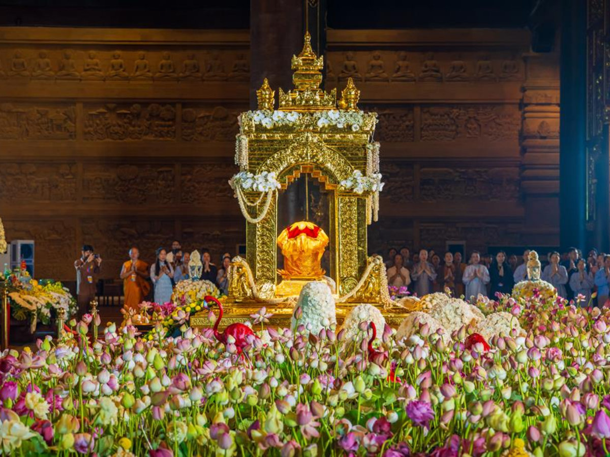 Lễ chiêm bái Đức Phật tại chùa Bái Đính. (Nguồn: Báo Lao Động)