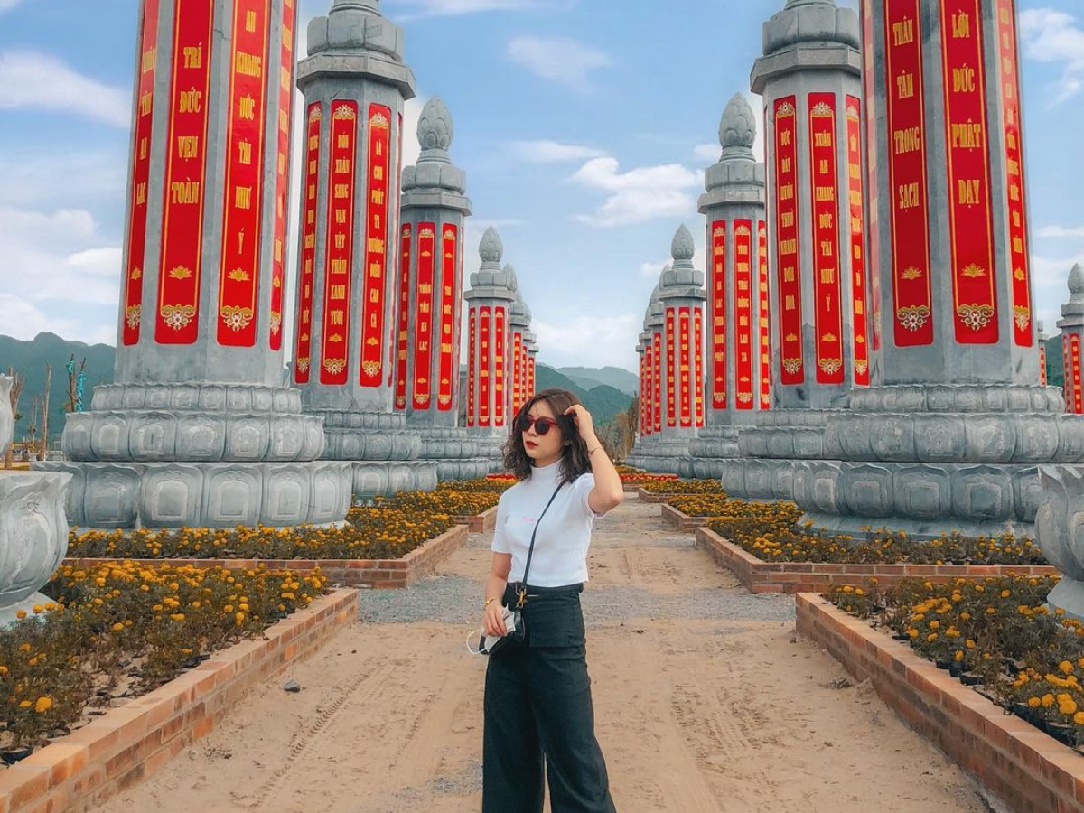 Du khách lựa chọn trang phục phù hợp khi tham quan chùa Tam Chúc. (Nguồn: Sưu tầm)