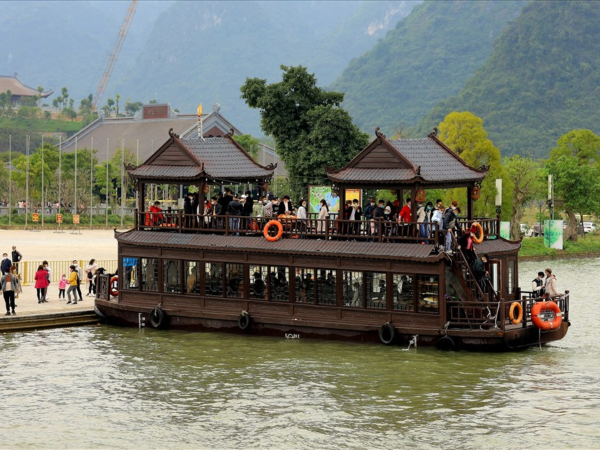 Du khách trải nghiệm tham quan khung cảnh chùa bằng thuyền. (Nguồn: Sưu tầm)