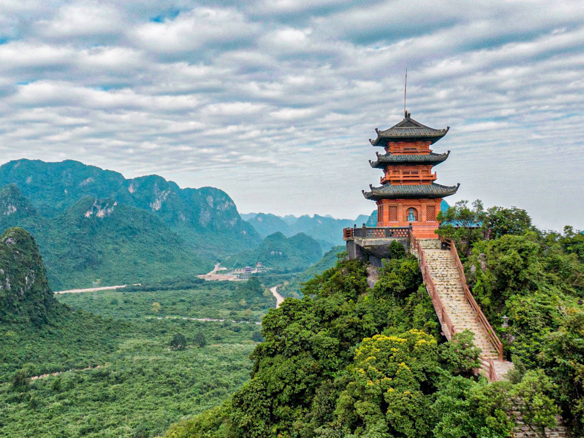 Đỉnh cao nhất của hành trình là chùa Ngọc tọa lạc trên núi Thất Tinh. (Nguồn: Sưu tầm)