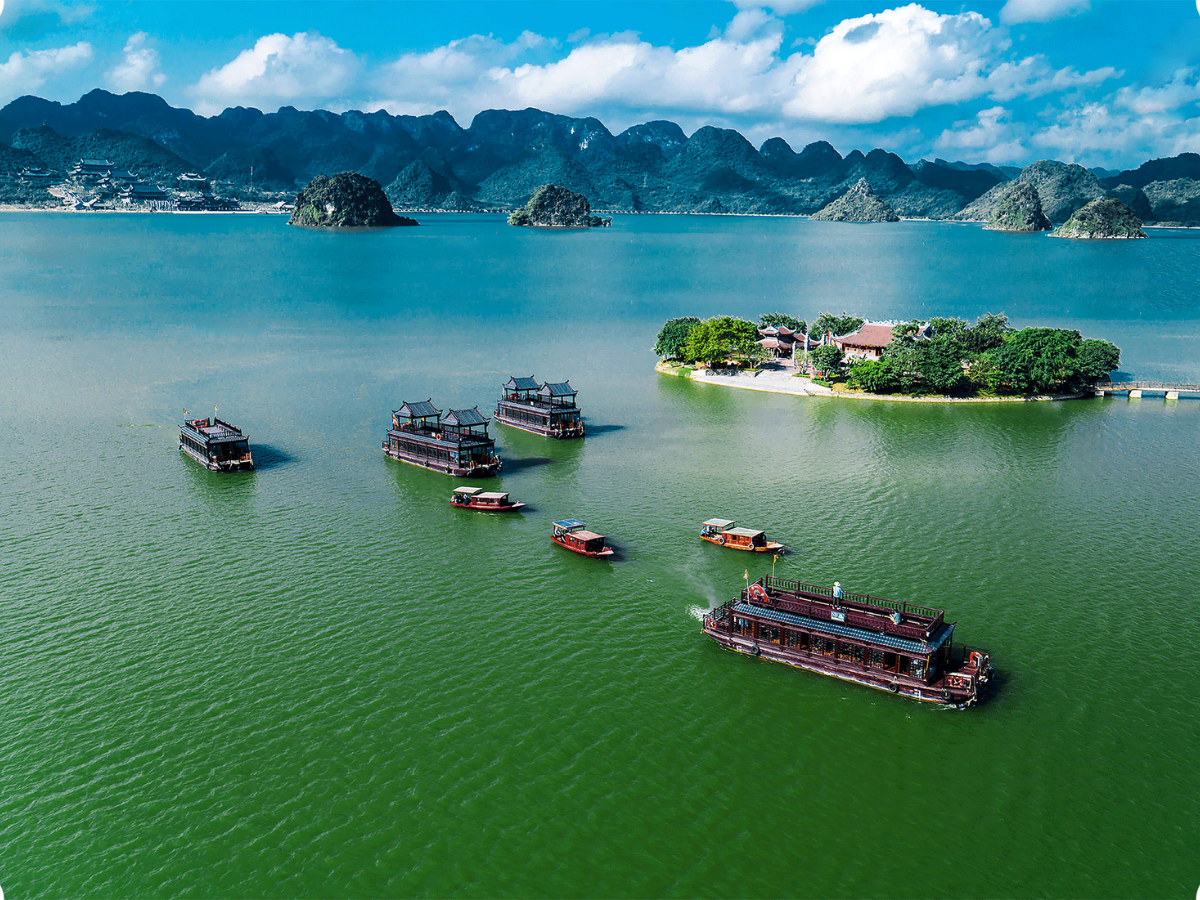 Trải nghiệm tham quan chùa Tam Chúc bằng du thuyền. (Nguồn: Sưu tầm)