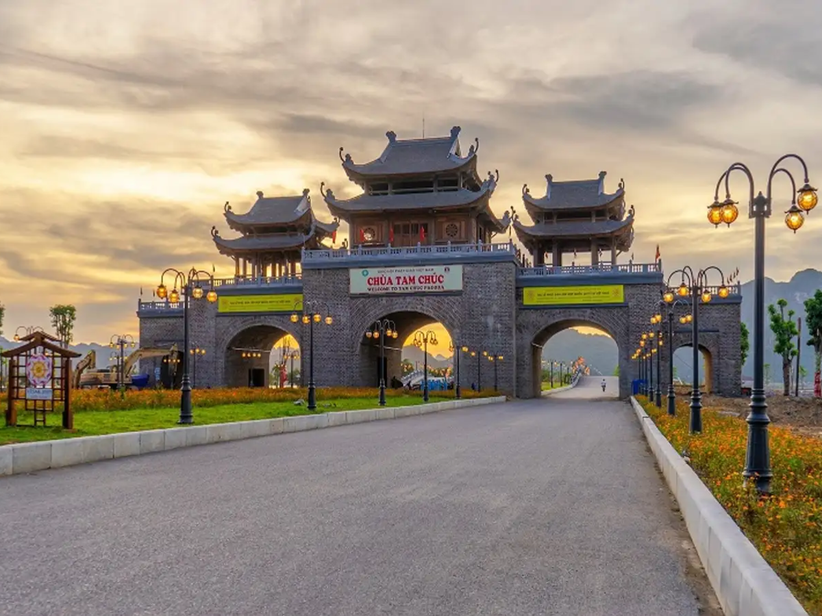 Vẻ đẹp uy nghi trước cổng chùa Tam Chúc. (Nguồn: Sưu tầm)