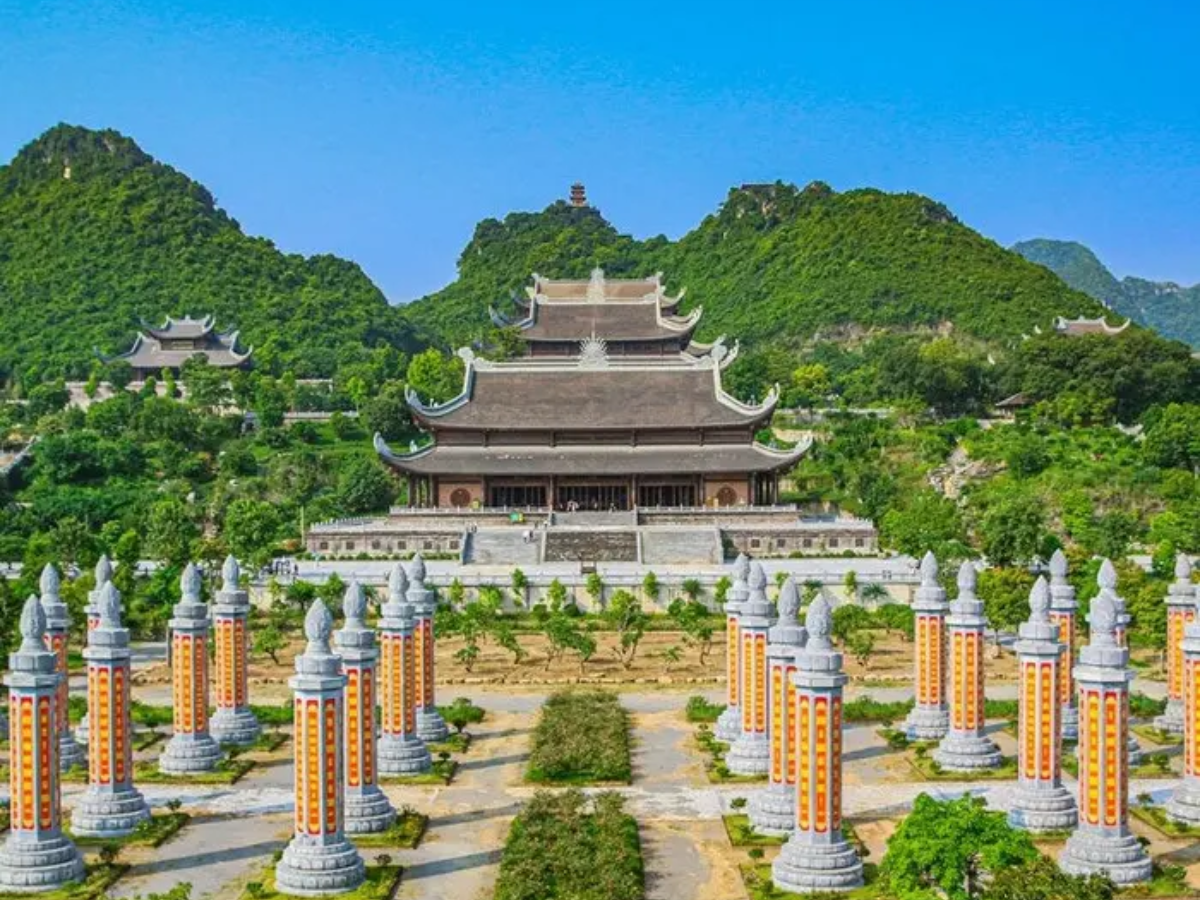 Tham quan khung cảnh hùng vĩ tại chùa Tam Chúc. (Nguồn: Sưu tầm)