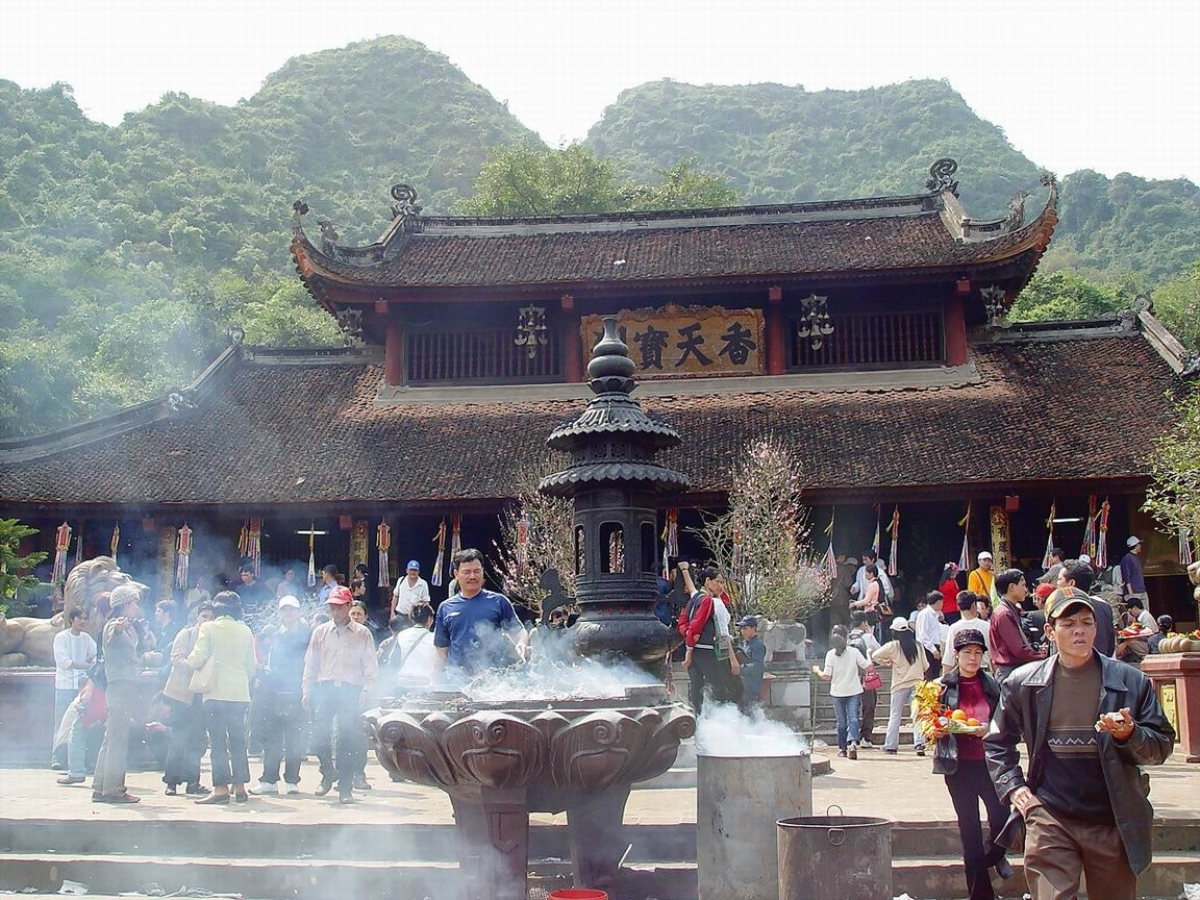 Chùa Hương linh thiêng tại Hà Nội thu hút nhiều du khách. (Nguồn: Sưu tầm)