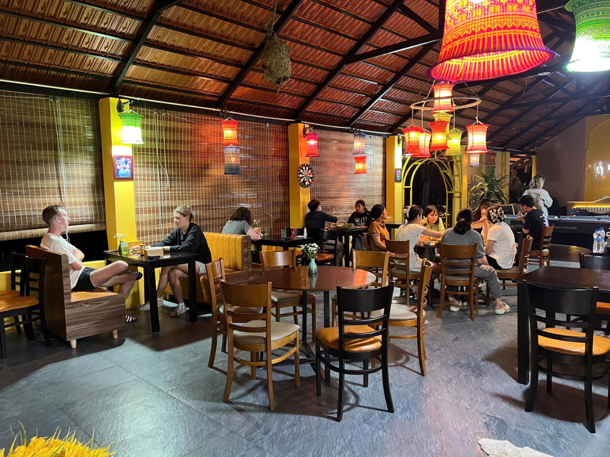 Không gian nhà hàng phù hợp để tổ chức các buổi tiệc nhỏ hay họp mặt ấm cúng trong không khí thiên nhiên trong lành. (Nguồn: Sưu tầm)