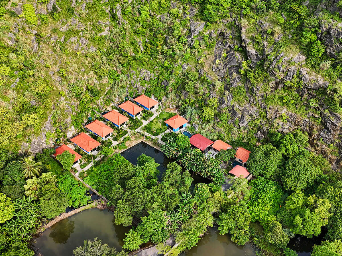 Lễ tân Trang An Garden Resort hoạt động 24/7, hỗ trợ nhận/trả phòng và tư vấn, đặt tour khám phá các điểm đến nổi tiếng tại Ninh Bình. (Nguồn: Sưu tầm)