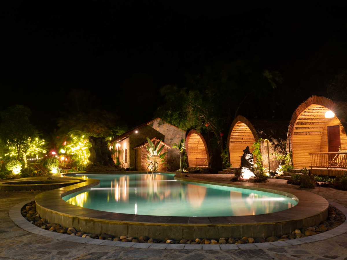 Du khách có thể thư giãn ngay tại hiên bungalow hướng thẳng ra mặt nước xanh mát của The Goat Boutique Resort Ninh Binh. (Nguồn: Sưu tầm)