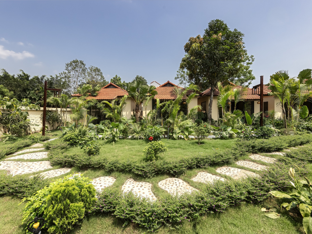 Scenic Mountain Ecolodge Ninh Binh có khuôn viên cây xanh thoáng mát. (Nguồn: Sưu tầm)