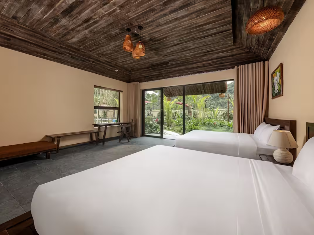 Không gian phòng rộng rãi và có view hướng thẳng ra vườn thoáng mát. (Nguồn: Sưu tầm)