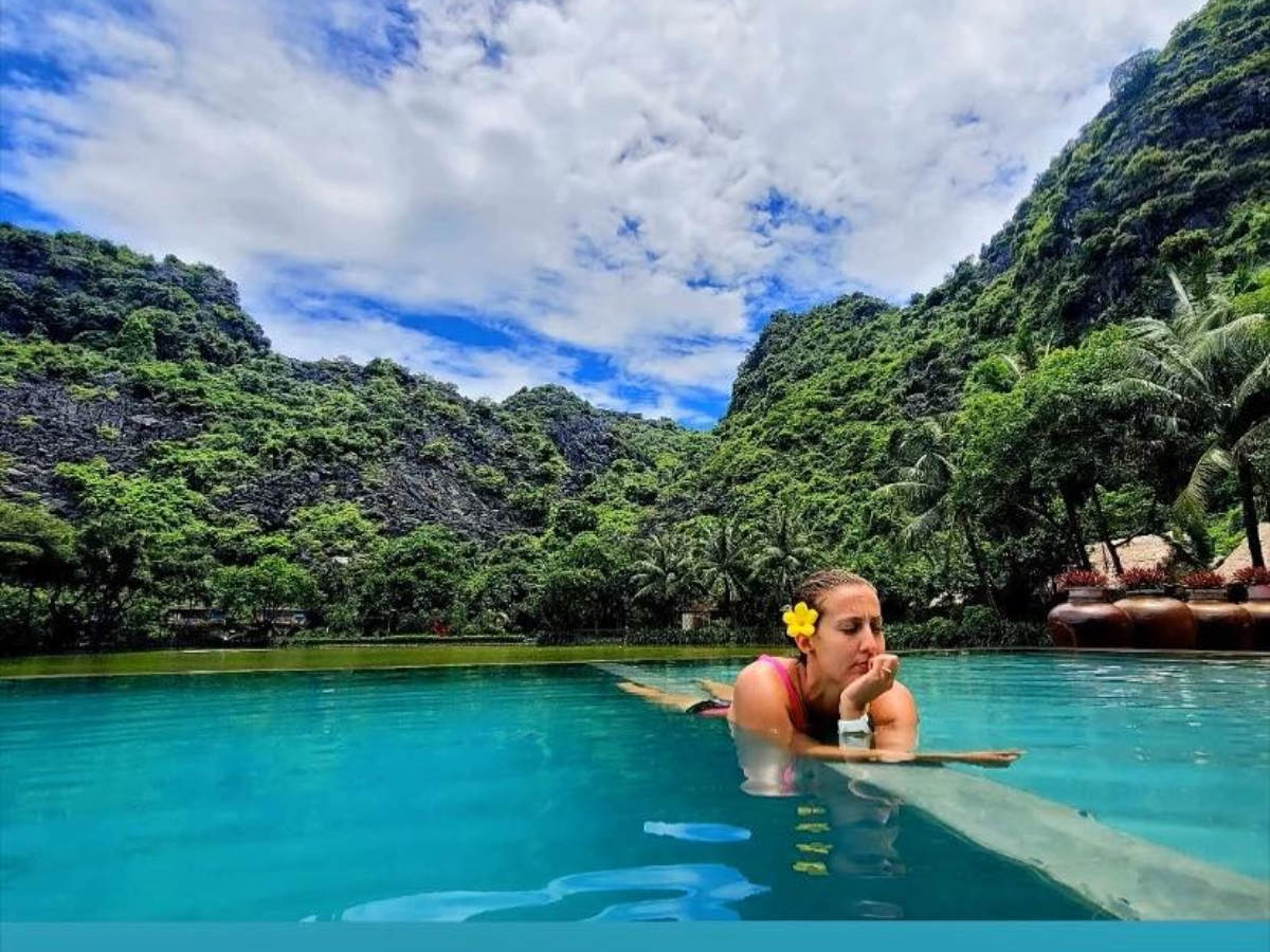 Hồ bơi rộng tại An's Eco Garden Resort là điểm thư giãn lý tưởng, với khu vực ghế nghỉ xung quanh để du khách tắm nắng và nghỉ ngơi sau hành trình khám phá Ninh Bình. (Nguồn: Sưu tầm)