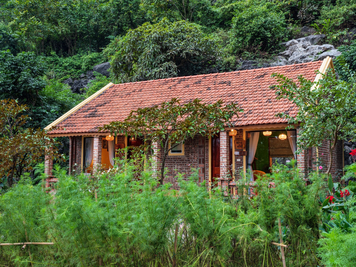 Khuôn viên resort được bao quanh cây cối xanh mát. (Nguồn: Sưu tầm)