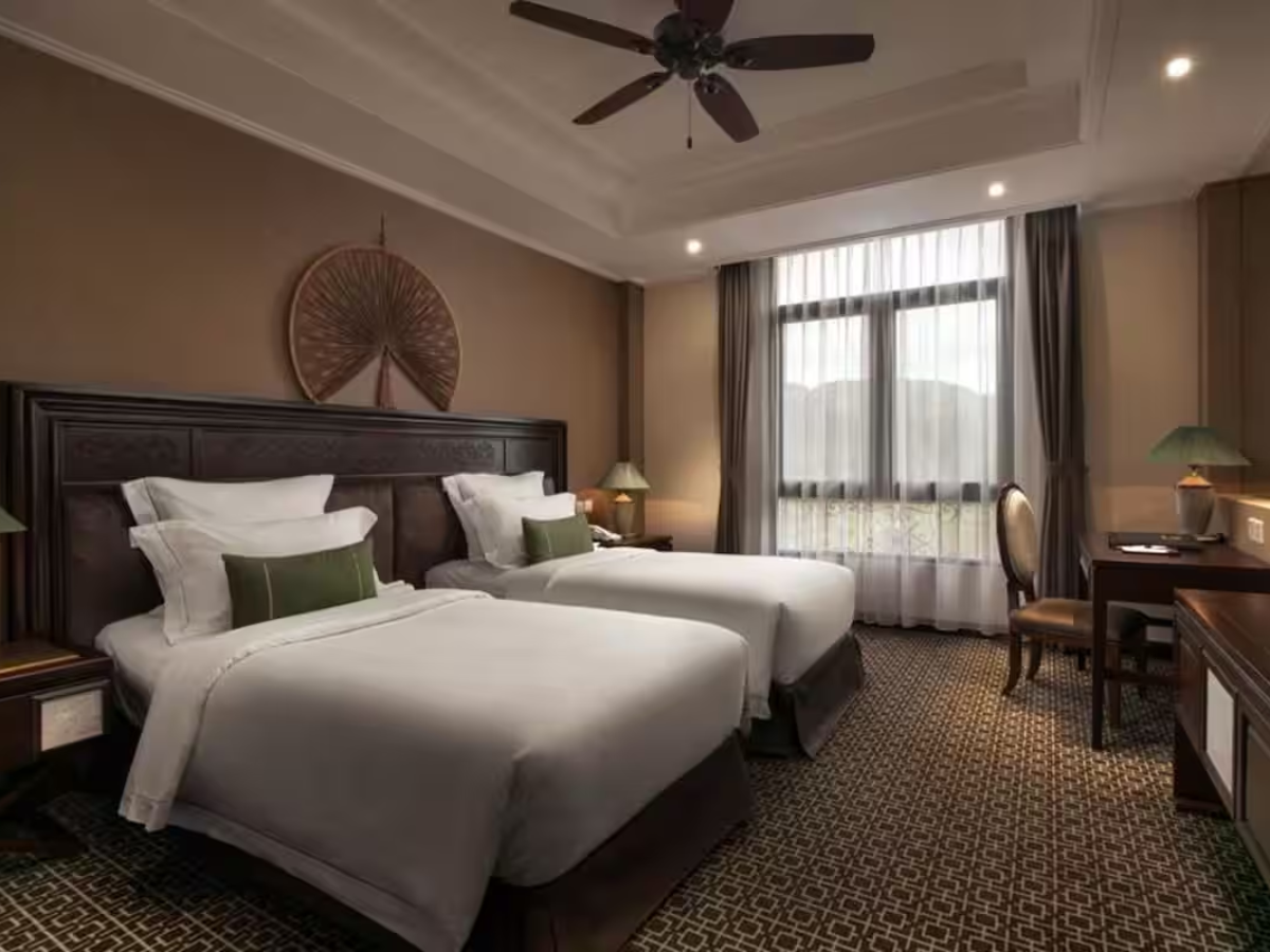 Hidden Charm Ecolodge Ninh Binh có 98 phòng nghỉ rộng rãi, thiết kế ấm cúng với vật liệu tự nhiên và trang bị đầy đủ tiện nghi hiện đại. (Nguồn: Sưu tầm)