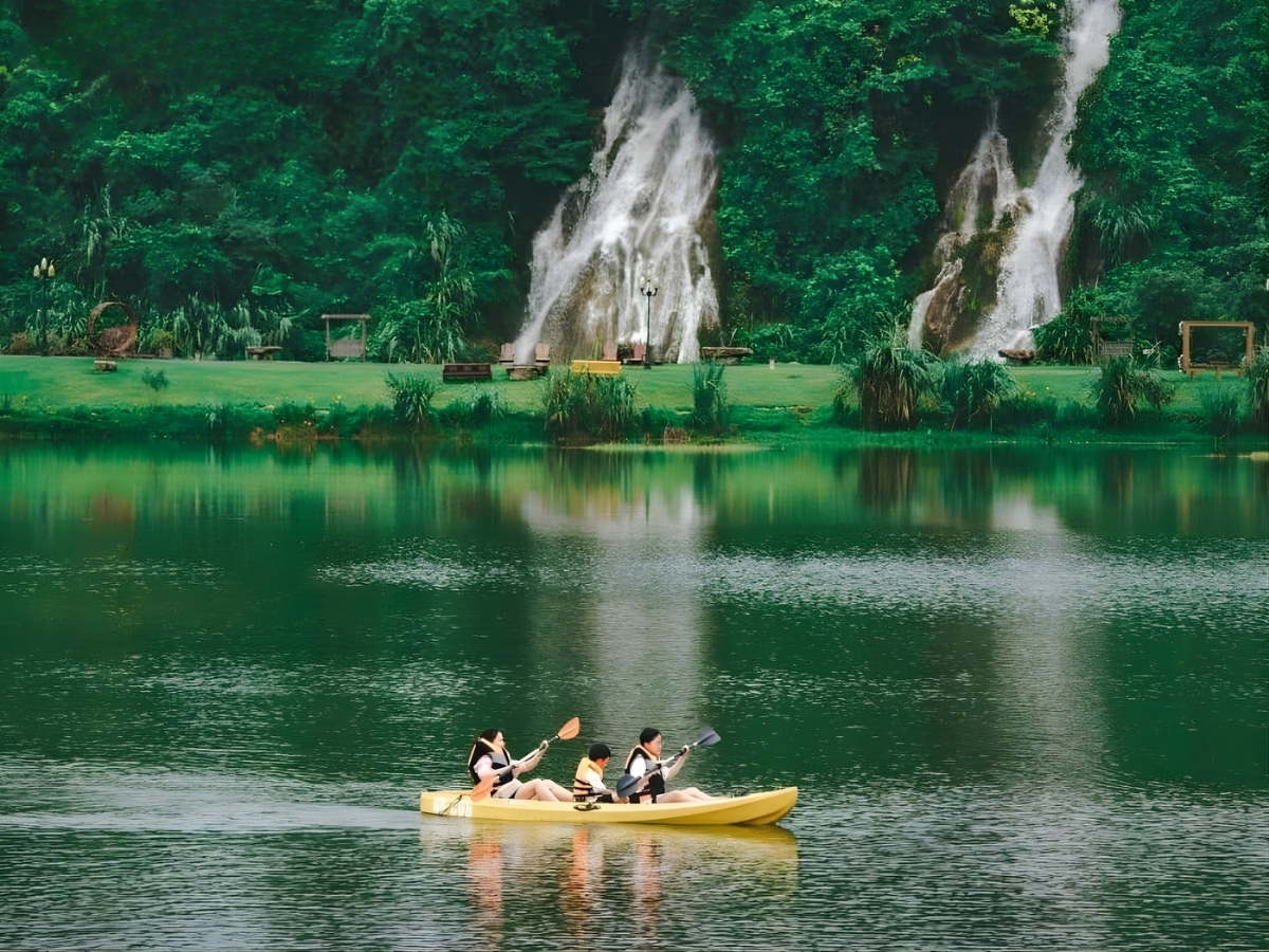 Lưu ý mặc áo phao để đảm bảo an toàn khi chèo thuyền trên hồ Đồng Chương. (Nguồn: Sưu tầm)