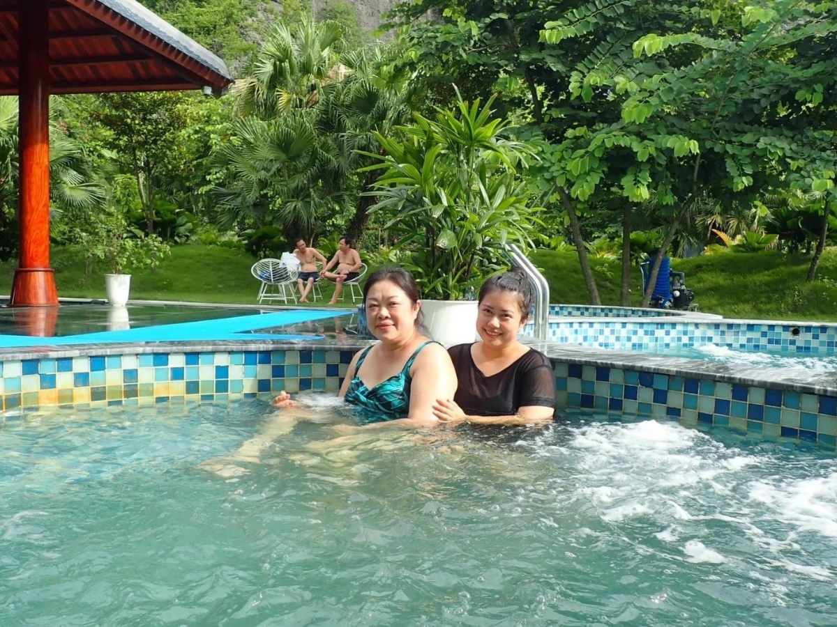 Mùa hè là thời điểm nhiều du khách đến suối nước nóng Kênh Gà nhất. (Nguồn: Sưu tầm)