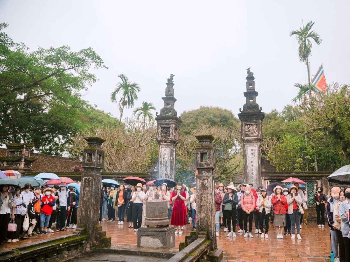 Rất nhiều du khách ghé đến Cố đô Hoa Lư để tham quan và tìm hiểu văn hóa lịch sử. (Nguồn: Sưu tầm)