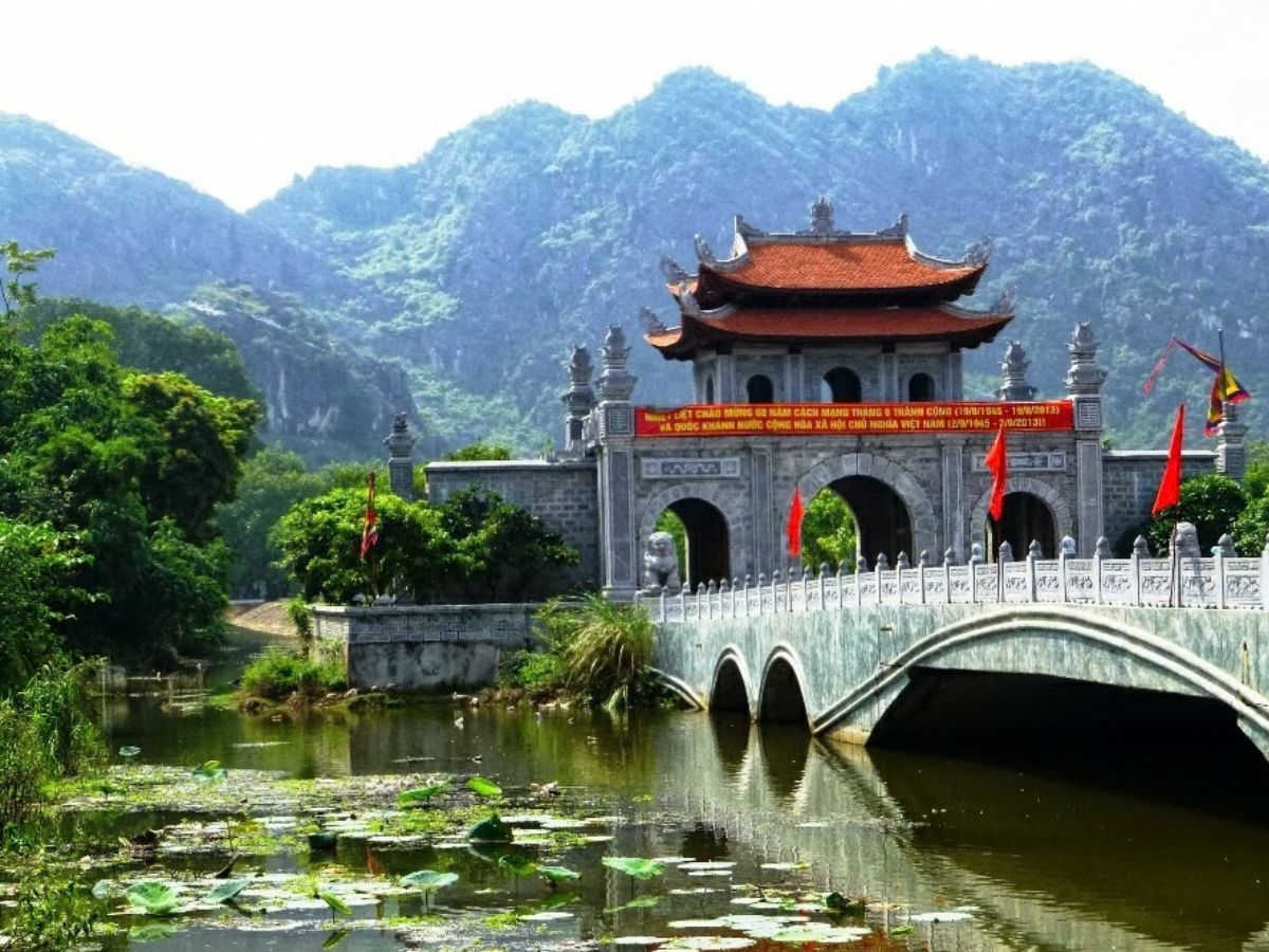 Cố đô Hoa Lư với những công trình đền thờ giữa khung cảnh núi đá Ninh Bình. (Nguồn: Sưu tầm).