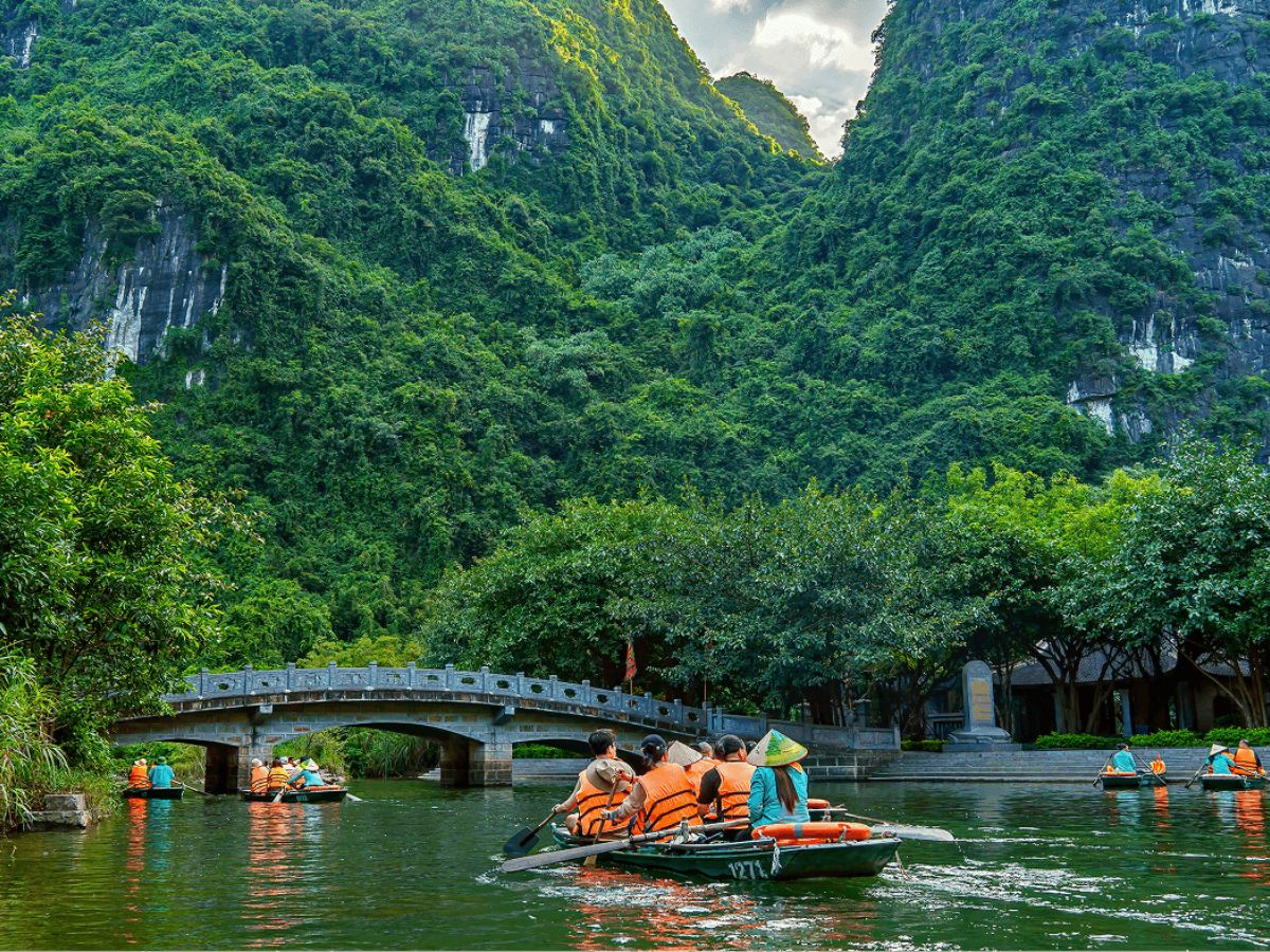 Tràng An với những dãy núi đá vôi, dòng nước và các hang xuyên núi. (Nguồn: Sưu tầm).