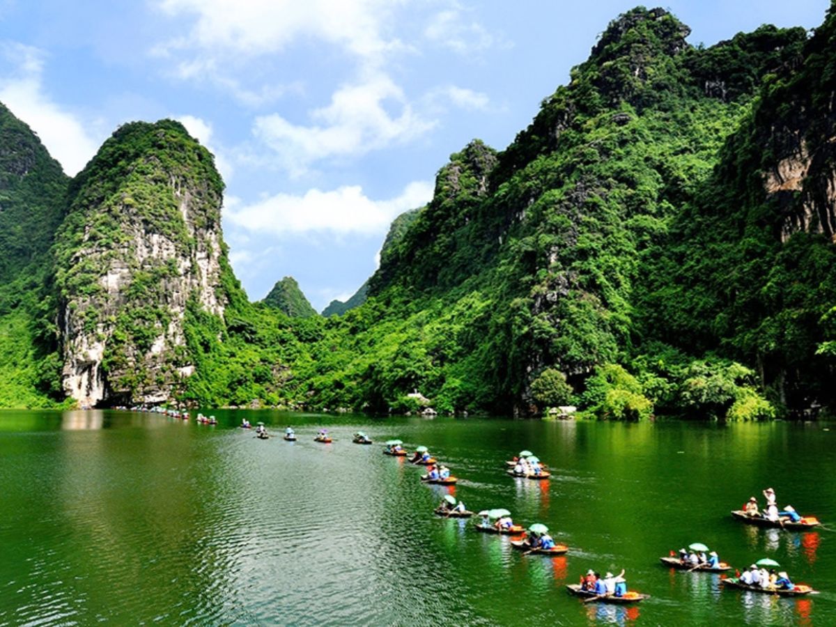 Không gian thiên nhiên Ninh Bình với núi đá vôi, dòng sông và công trình tâm linh. (Nguồn: Sưu tầm).