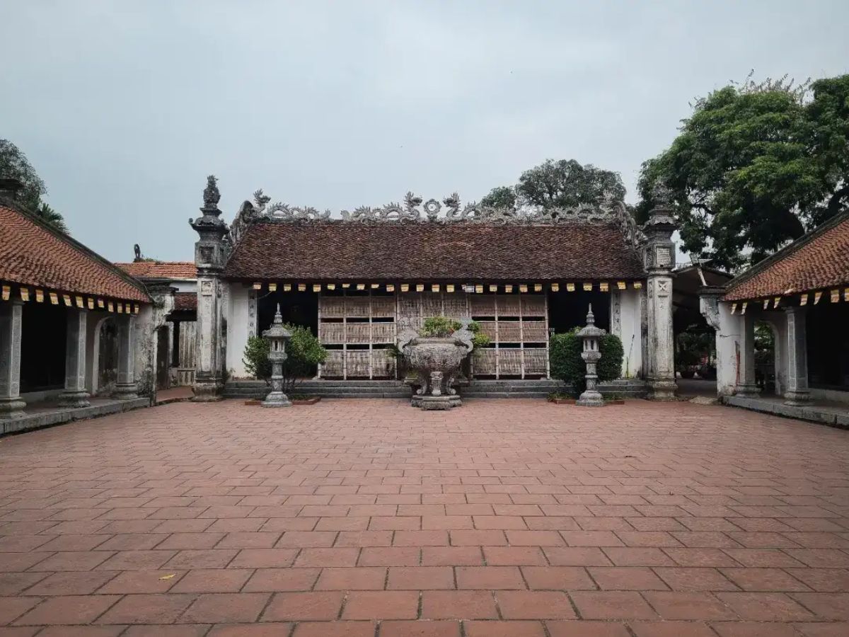 Chùa Bà Đanh mang vẻ cổ kính, thanh tịnh bên dòng sông Đáy và núi Ngọc. (Nguồn: Sưu tầm)