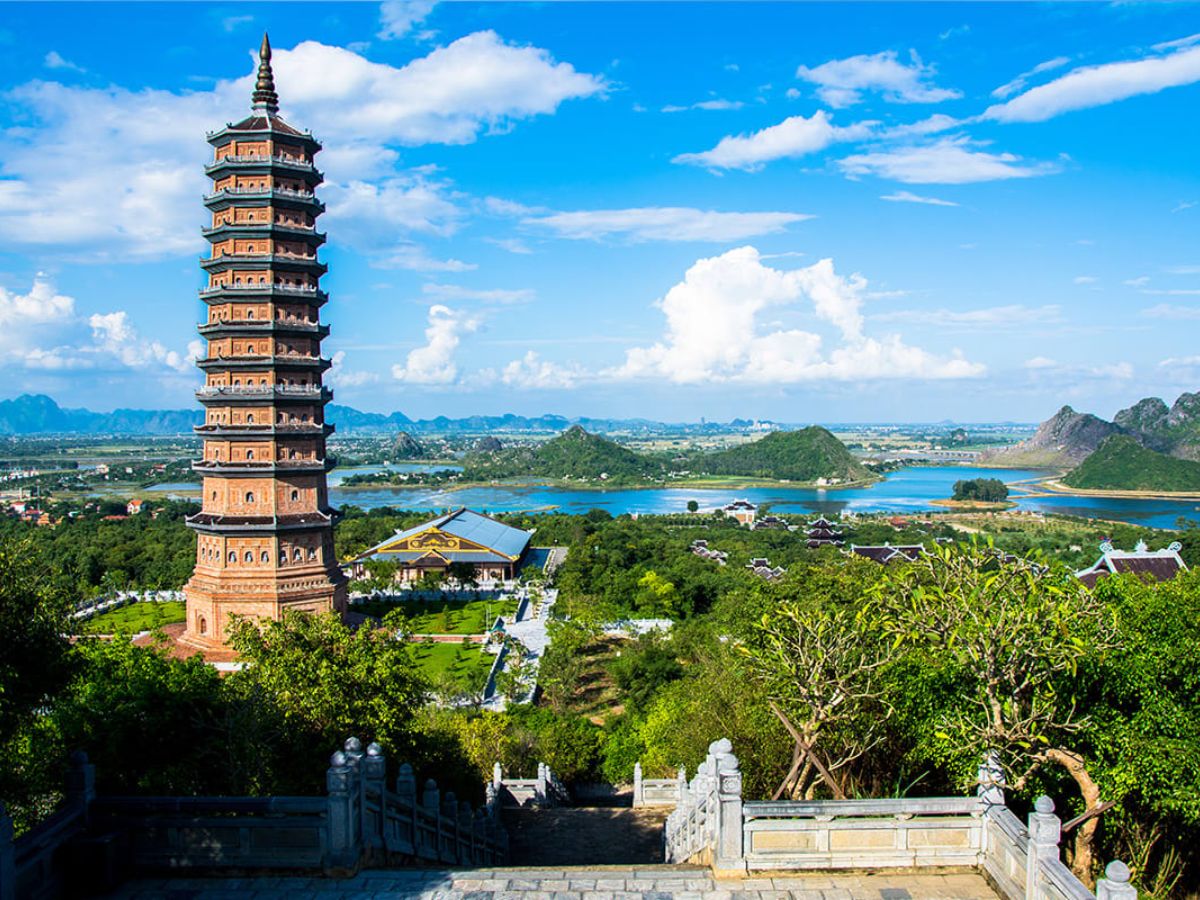 Ninh Bình sở hữu nhiều điểm du lịch tâm linh gắn liền với di sản lịch sử, văn hóa và cảnh quan thiên nhiên. (Nguồn: Sưu tầm)