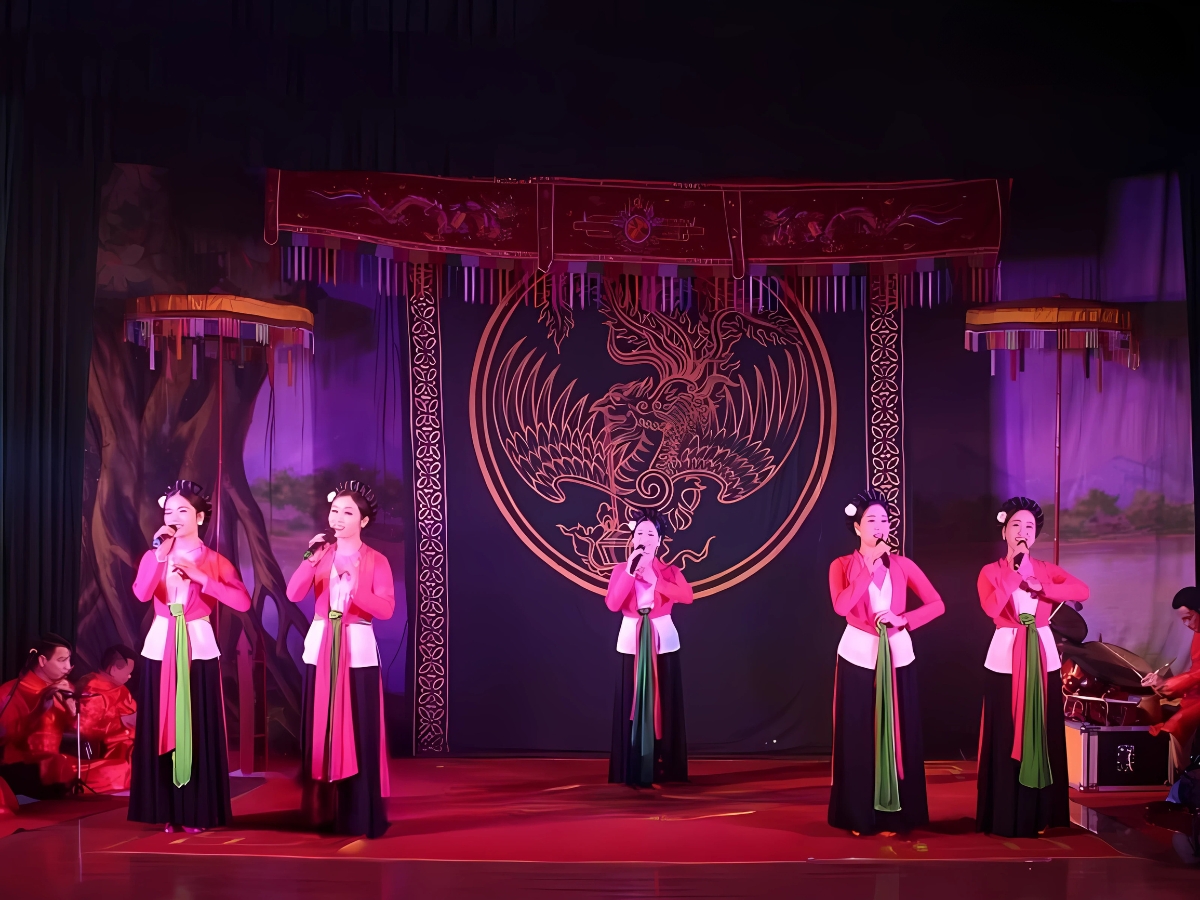 Đội ngũ cán bộ, nghệ sĩ ngày càng được mở rộng và phát triển.