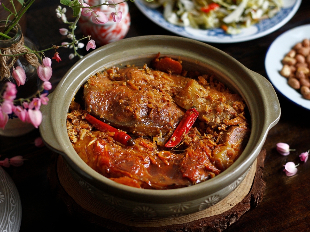 Thưởng thức món cá kho Vũ Đại thấm đẫm hương vị làng quê.