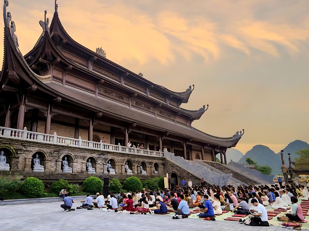 Chú ý ăn mặc lịch sự, kín đáo khi đi tham quan và chiêm bái tại chùa Tam Chúc.