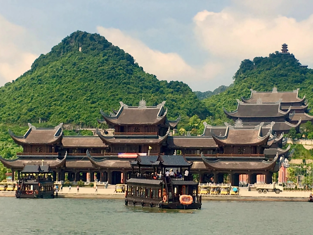 Tận hưởng cảm giác bình yên và ngắm nhìn cảnh quan thơ mộng trên hồ Tam Chúc.